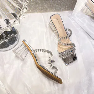 Zilveren sandalen met vierkante teen en strass-PVC-bandjes en kristallen blokhak
