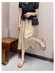 Schicke flache Damen-Sandalen mit beige gewebten Kreuzgurten und braunen Sohlen