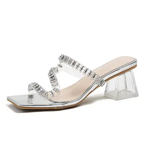 Zilveren sandalen met blokhak, vierkante teen en transparante strass bandjes