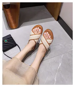 Schicke beige geflochtene Plateausandalen mit Kreuzriemen zu einem goldenen Maxikleid