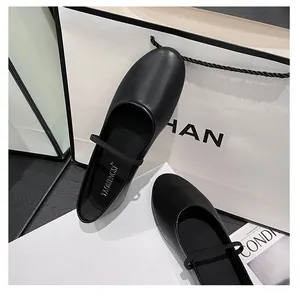 Gros plan sur des ballerines Mary Jane noires mates à bout rond et bride élastique