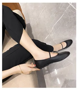 Gros plan de ballerines Mary Jane noires mates avec bride et bout rond élégant