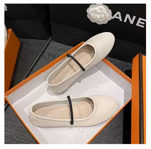 Vue de dessus ballerines Mary Jane beiges à bride élastique noire dans une boîte cadeau