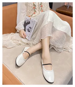 Vue portée de ballerines Mary Jane en cuir verni blanc avec brides élastiques fines