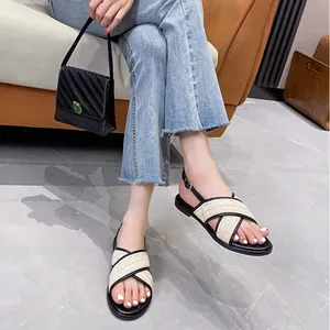 Damen flache gewebte Sandalen mit überkreuzten Riemen und schwarzer Einfassung