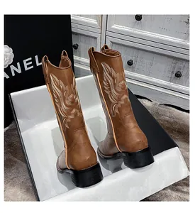 Detalle de botas cowboy marrones con bordados, punta cuadrada y tacón ancho