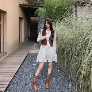 Botas cowboy occidentales para mujer con bordados blancos y tacón grueso en estilo retro