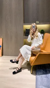 Detailansicht der schwarzen Lackleder-Mary-Janes mit Blockabsatz an einem Modell