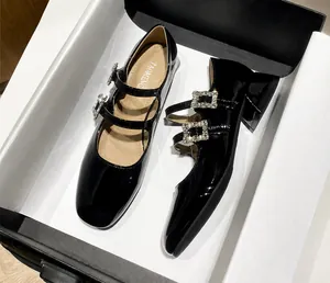 Detail von schwarzen Lackleder Mary Jane Schuhen mit luxuriösen Strass-Schnallen