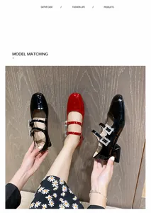 Detailansicht von Lackleder-Mary-Janes mit quadratischer Kappe und Strassriemen in Schwarz und Rot