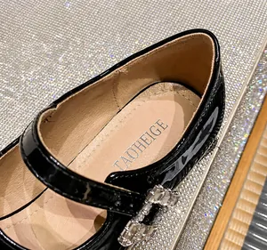 Makroaufnahme von atmungsaktivem Mikrofaserfutter und Strass-Schnalle am Mary-Jane-Schuh