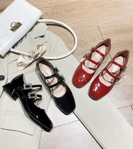 Schicke Mary Jane Lederschuhe mit Karree-Zehen und Strass-Schnallen an drei Riemen
