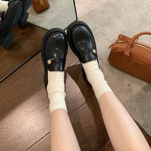 Mocasines negros de plataforma para mujer con hebilla dorada vintage y suela gruesa