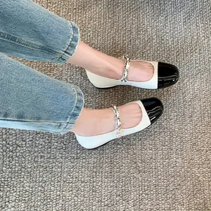 Franse stijl Mary Jane platte schoenen in beige met zwarte lakschoen neus en parel