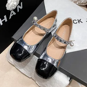 Zilveren Mary Jane ballerina's met zwarte neus, parelketting en luxe verpakking