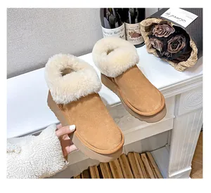 Dettaglio di stivale da neve in pelle di pecora con fodera in peluche e suola spessa