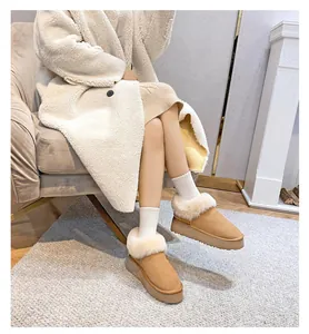 Dettaglio di stivali da neve camel con plateau e bordo in soffice pelliccia sintetica