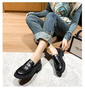 Mocasines de plataforma en cuero negro de estilo británico con vaqueros para look urbano
