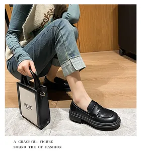 Mocasines clásicos de cuero negro con suelas gruesas mostrados en un entorno de moda