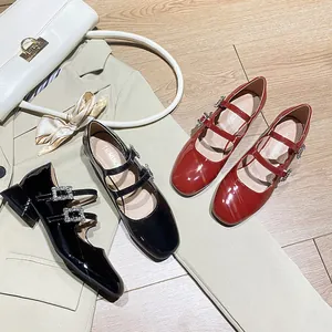 Glänzende Mary Jane Schuhe aus Lackleder mit Strassschnallen in Schwarz und Rot