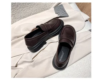 Vista superior de mocasines clásicos de cuero marrón oscuro con suelas de plataforma