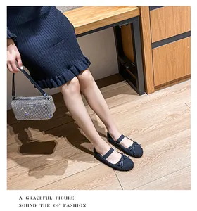 Eleganti ballerine Mary Jane con fiocco e cinturino elastico su fondo in legno