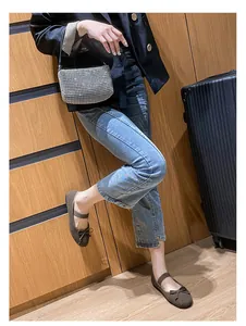 Ballerine in maglia marrone con fiocco e cinturino in un elegante set da viaggio