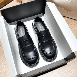 Mocasines clásicos de cuero negro para mujer con suela de plataforma y estilo retro
