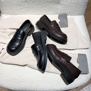 Mocasines clásicos con plataforma en negro y marrón con detalle de estrella