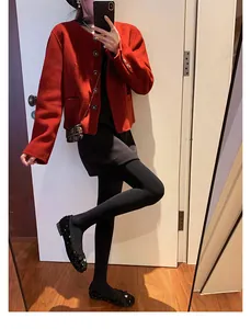 Ballerine nere con paillettes e fiocco abbinate a giacca rossa e gonna nera