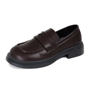 Mocasines de plataforma en cuero marrón oscuro con detalle de estrella y suela de goma
