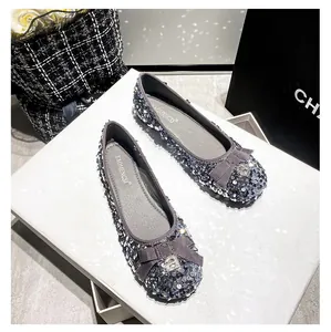 Dettaglio di ballerine con paillettes argento, fiocco di strass e suola confortevole