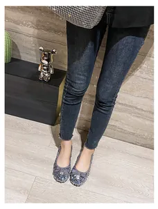 Dettaglio di ballerine blu scuro con paillettes, fiocco glitterato e suola spessa