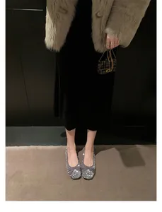 Vista indossata di ballerine con paillettes argento, fiocco in velluto e suola