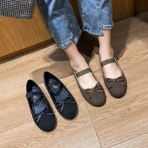 Ballerine da donna con fiocco e cinturino elastico Mary Jane in nero e marrone
