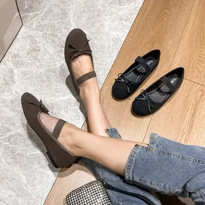 Ballerine Mary Jane marroni in velluto a coste con fiocco e cinturino elastico su legno