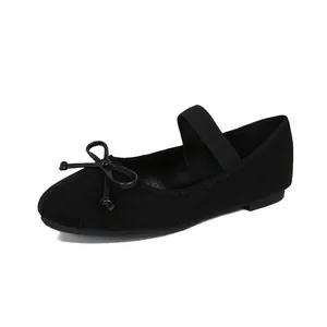 Ballerine Mary Jane in maglia nera con fiocco e cinturino elastico, vista a 45 gradi