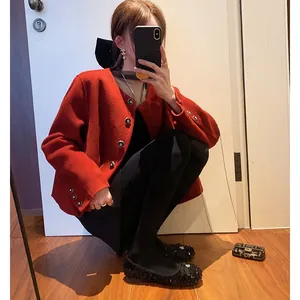 Elegante cardigan in tweed rosso con bottoni neri e scollo rotondo per stile invernale