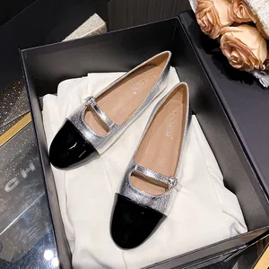 Elegantes zapatos Mary Jane bicolor plata y negro con hebilla de strass y tacón ancho