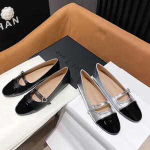 Elegantes zapatos Mary Jane con punta en contraste y hebilla de cristal retro
