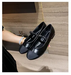 Détail de ballerines Mary Jane noires avec bout mat texturé et bride élastique plissée