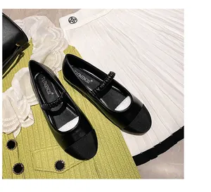 Vue à plat de babies noires avec bout en tissu contrasté et bride élastique détaillée