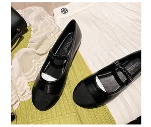 Détail de ballerines Mary Jane noires avec bout texturé et bride élastique plissée
