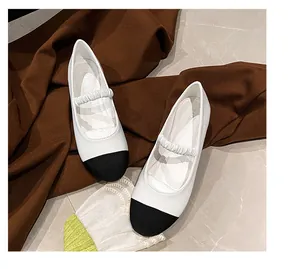 Détail de ballerine bicolore classique avec bride élastique et pointe en tissu texturé