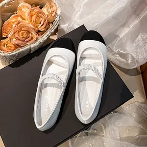 Ballerines Mary Jane bicolores blanc et noir avec bride élastique froncée élégante