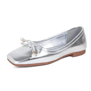 Ballerine argento con punta squadrata, finitura metallizzata e fiocco con perle
