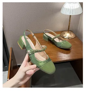 Details von grünem Slingback-Absatz mit Vintage-Jacquard-Muster und Perlenketten-Schnalle