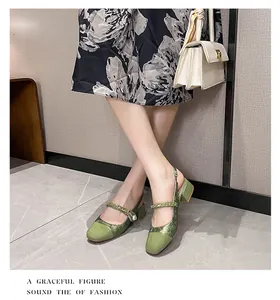 Detailsicht der salbeigrünen Mary-Jane-Mules mit Perlenkette und Jacquard-Gewebe