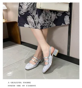 Detail van zilveren Mary Jane blokhakken met bloemen jacquard stof en dubbele bandjes