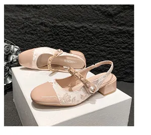 Details von französischen Mules mit floralem Jacquard-Stoff und Perlenketten-Akzenten